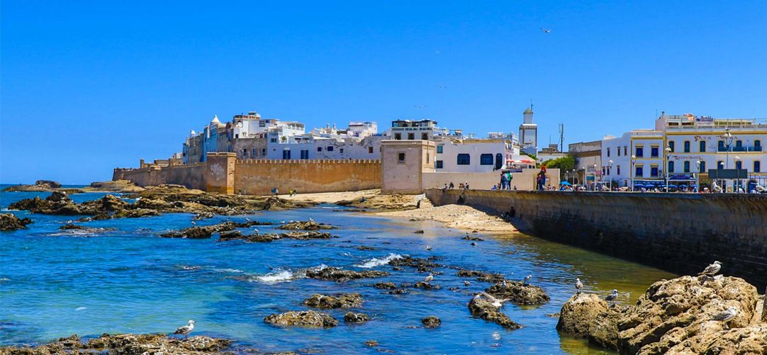 Playa azul en la ciudad de Essaouira