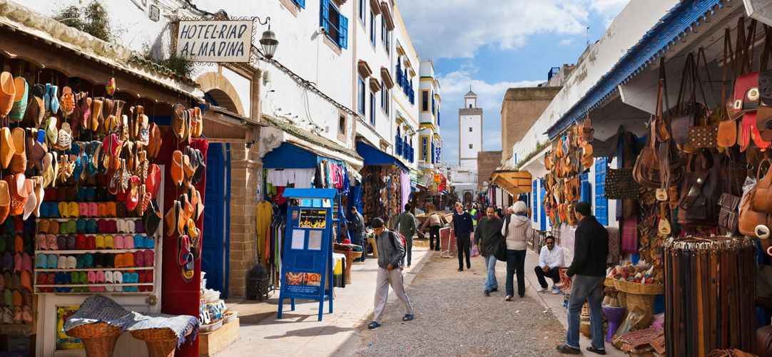 Visita los zocos de la ciudad de Essaouira.